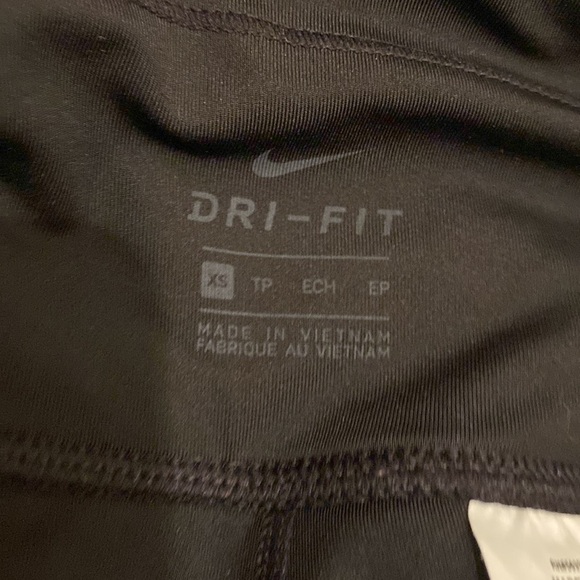 Nike black leggings with back pocket. Size Xs. - Picture 7 of 11